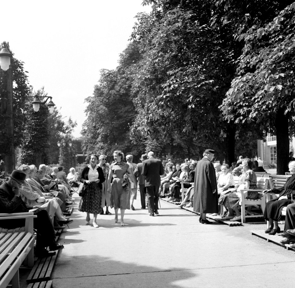 Hilde Eschen en Uschi wandelend in het Kurpark van Bad Salzuflen, Bestanddeelnr 254-3407