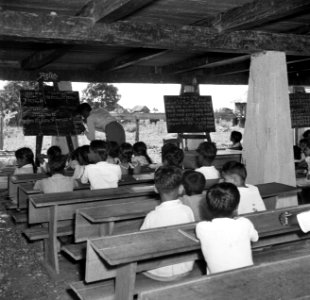 Hindostaanse school, gelegen onder de tempel, in Nieuw-Nickerie, Bestanddeelnr 252-5498