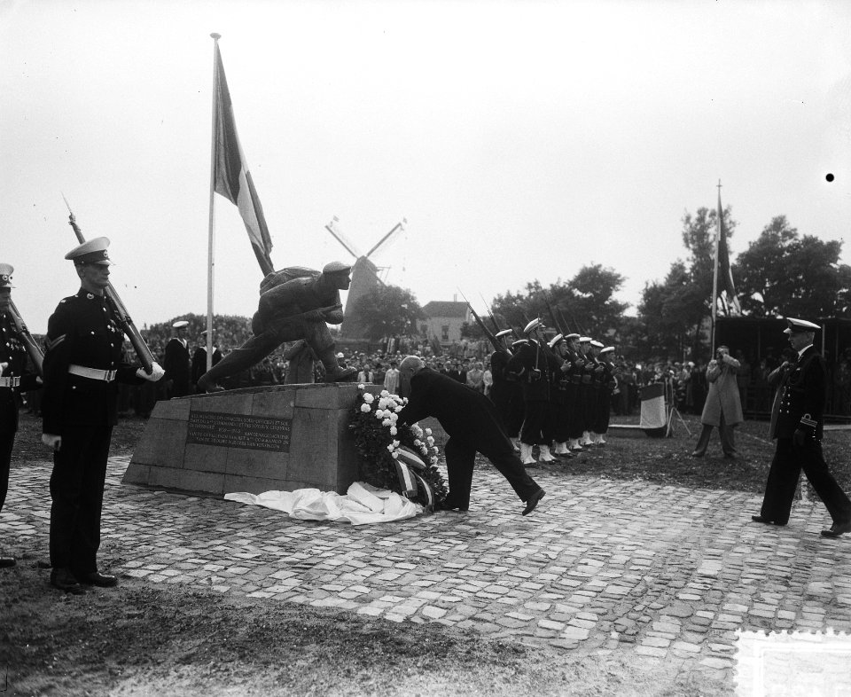Het Nationaal Monument voor de 4e Commando Brigade in Vlissingen onthuld krans…, Bestanddeelnr 905-1428