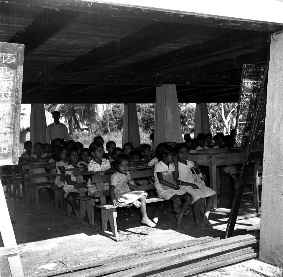Hindostaanse school, gelegen onder de tempel, in Nieuw-Nickerie, Bestanddeelnr 252-5499