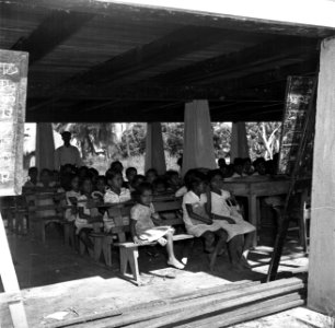Hindostaanse school, gelegen onder de tempel, in Nieuw-Nickerie, Bestanddeelnr 252-5499
