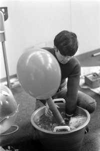 Hiswa 1972 in RAI, demonstratie reddingsvest met signaalballon, Bestanddeelnr 925-4469