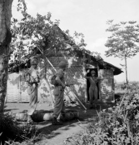 Het ontruimen van een omsingeld huis Doe het zó Sommeer eerst de wapens bin…, Bestanddeelnr 15837