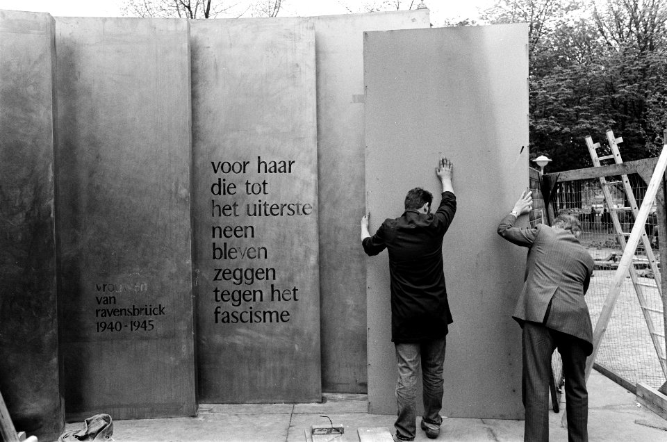 Het monument Vrouwen van Ravenbrück bij het Van Goghmuseum in opbouw, Bestanddeelnr 927-8875