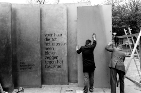 Het monument Vrouwen van Ravenbrück bij het Van Goghmuseum in opbouw, Bestanddeelnr 927-8875