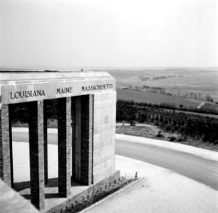 Het monument van de architect Georges Dedoyard op de architraaf de namen van de, Bestanddeelnr 254-3377
