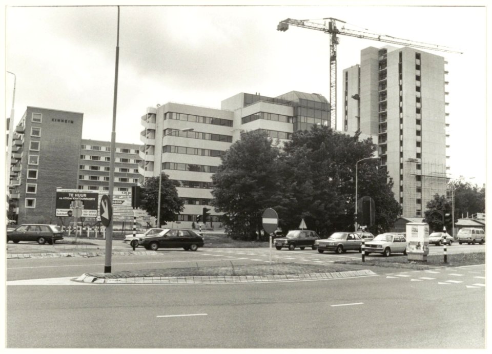 Het net afgebouwde kantorencomplex De Houthof met links de Kinheimflat, op de kruising van de Wagenweg en de Westelijke Randweg. NL-HlmNHA 54002863