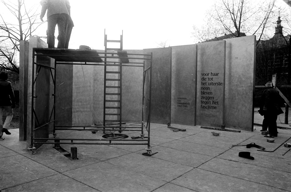 Het monument Vrouwen van Ravensbrück wordt geplaatst op het Museumplein in Amste, Bestanddeelnr 927-8118