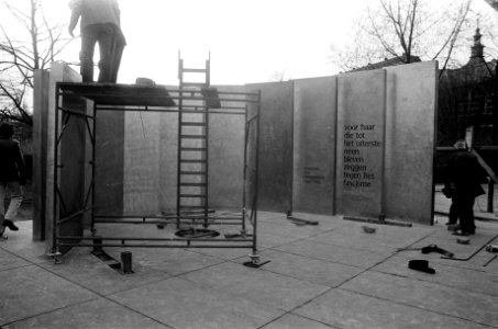 Het monument Vrouwen van Ravensbrück wordt geplaatst op het Museumplein in Amste, Bestanddeelnr 927-8118