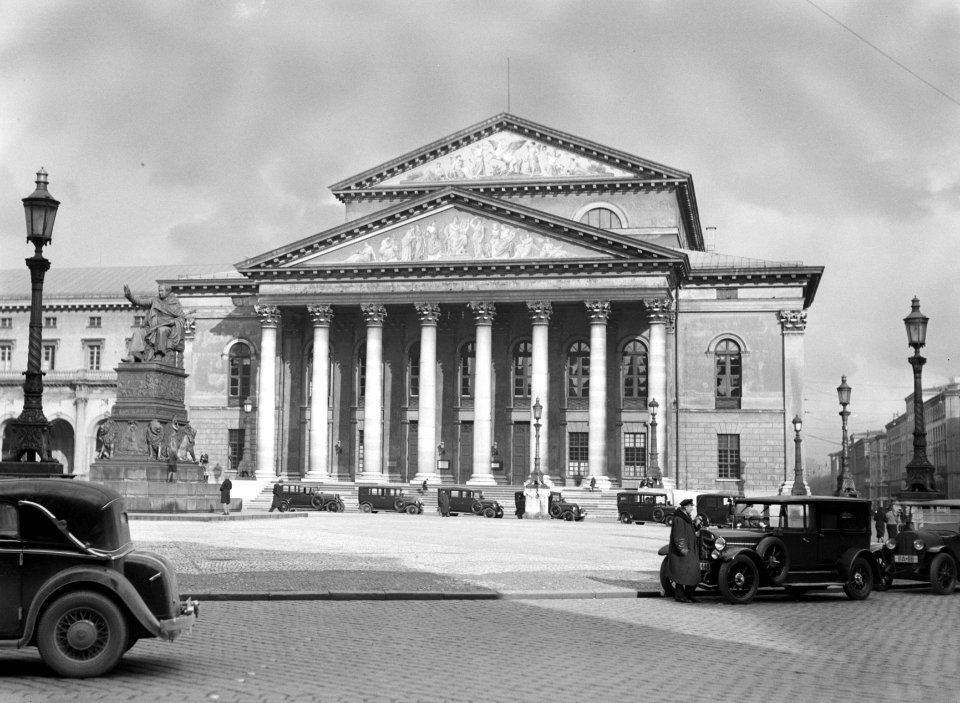 Het Nationaltheater aan de Max-Joseph-Platz met het standbeeld voor koning Max I, Bestanddeelnr 191-0004