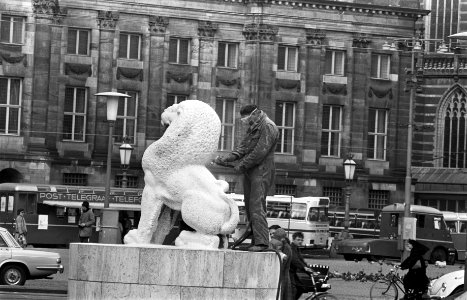 Het Nationale Monument op de Dam wordt schoongemaakt schoonspuiten van de leeuw, Bestanddeelnr 922-3102