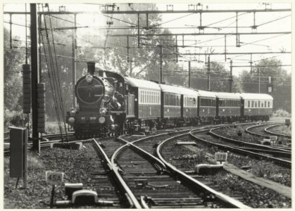 Historische trein in het kader van NS 150, getrokken door Loc 3737 en CIWL rijtuigen met genodigden en pers loopt binnen op spoor 6 in Haarlem. De rit ging van Amsterdam via Haarlem, Leiden , NL-HlmNHA 54023480