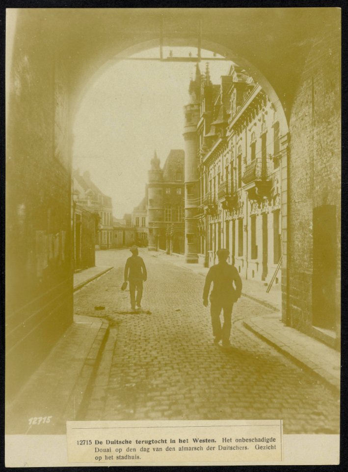 Het onbeschadigde Douai op den dag van den afmarsch der Duitschers. Gezicht op h, Bestanddeelnr 158-0865