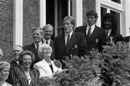 Het Nederlands elftal werd door Koningin Beatrix op Huis ten Bosch ontvangen na , Bestanddeelnr 934-2757