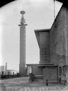 Het Olympisch Stadion in Amsterdam, Links de toren waar het olympisch vuur te zi, Bestanddeelnr 252-0398