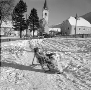 Hilde Eschen ligt te zonnen in de sneeuw, Bestanddeelnr 254-4282 photo