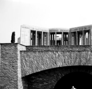 Het monument van de architect Georges Dedoyard op de architraven de namen van d, Bestanddeelnr 254-3389