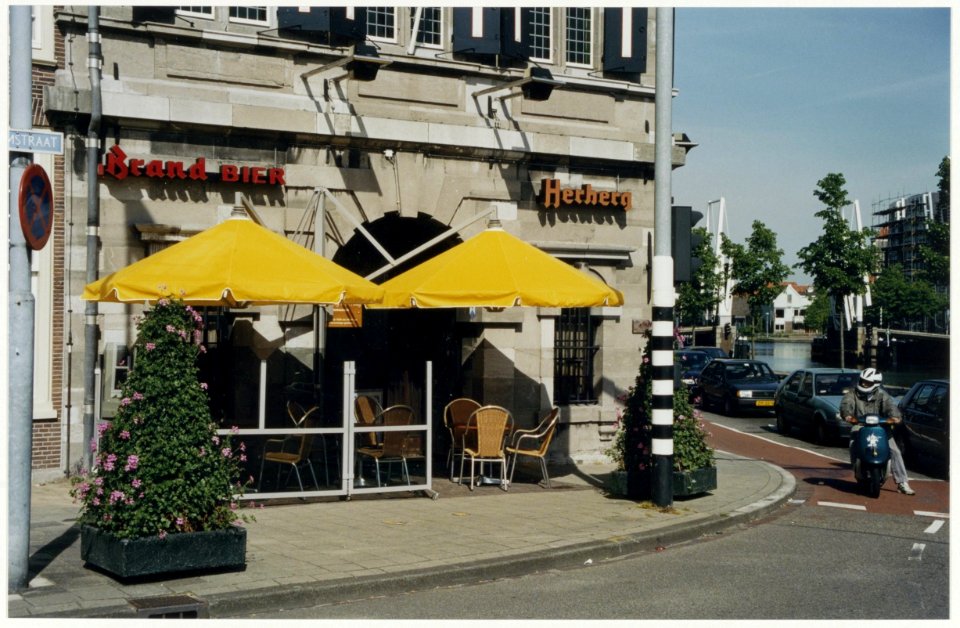 Het omstreden terras voor momument en horecagelegenheid de Waag, hoek Damstraat en Spaane. NL-HlmNHA 54037309