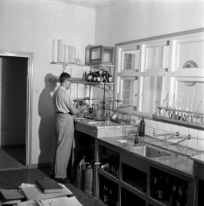Het laboratorium van de Surinaamse Brouwerij in Paramaribo, Bestanddeelnr 252-5030