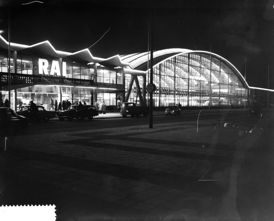 Het nieuwe RAI gebouw in de vooravond in feestverlichting, Bestanddeelnr 912-0417