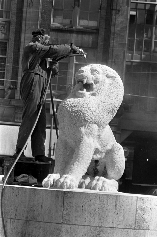 Het Nationale Monument op de Dam wordt schoongemaakt schoonspuiten van de leeuw, Bestanddeelnr 922-3100