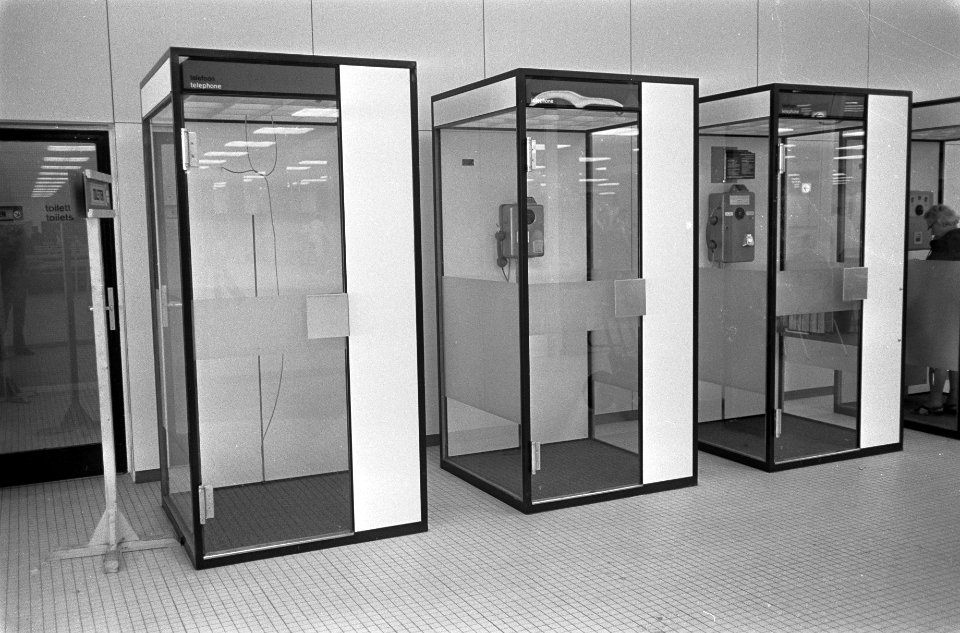 Het nieuwe Schiphol, telefooncellen, Bestanddeelnr 920-3624