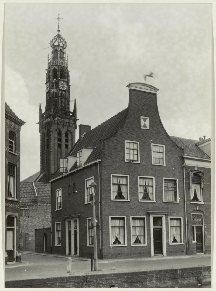 Historisch pand Bakenessergracht 77, ziende in de Vrouwensteeg en naar de toren van de Bakenesserkerk. NL-HlmNHA 54010672