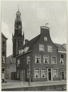 Historisch pand Bakenessergracht 77, ziende in de Vrouwensteeg en naar de toren van de Bakenesserkerk. NL-HlmNHA 54010672