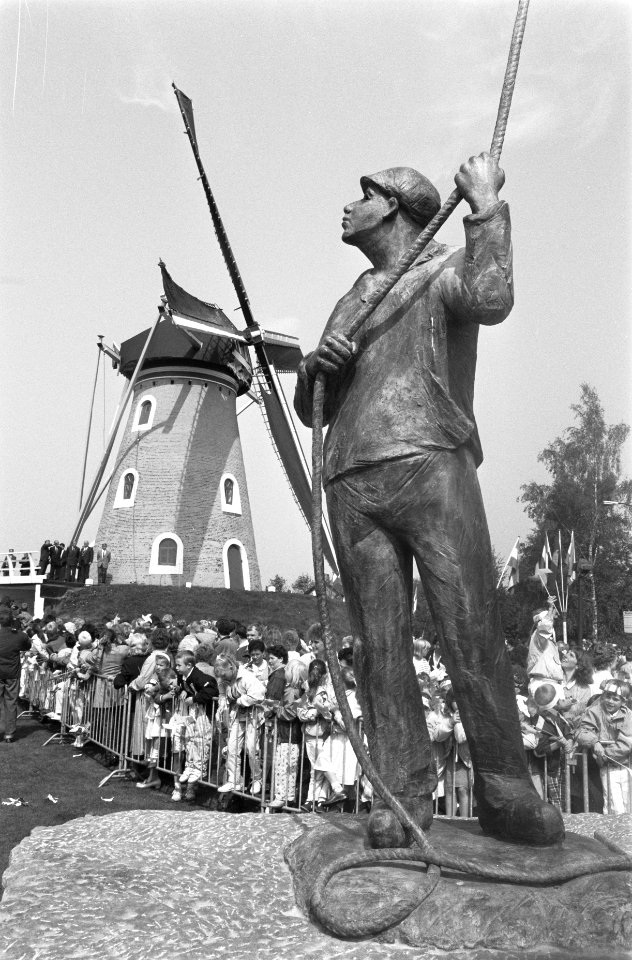 Het Nationaal monument met een molen op de achtergrond, Bestanddeelnr 934-4521