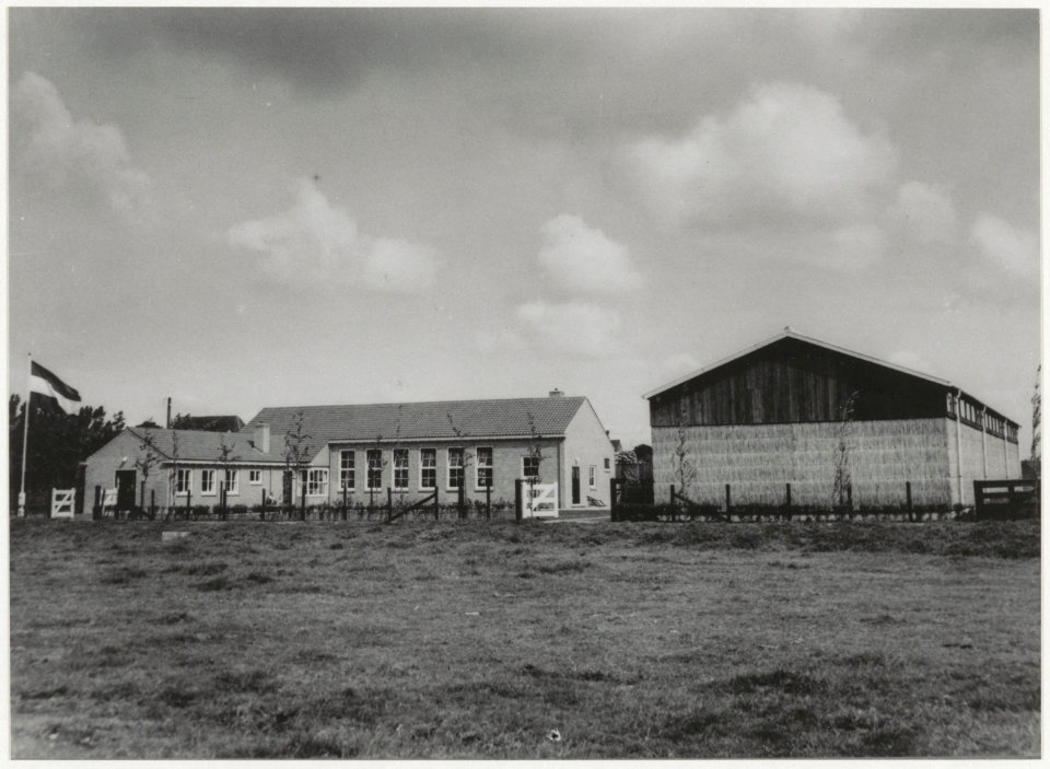 Het nieuwe Mr. Bruchpaviljoen, oorspronkelijk gebouwd als rietmattenafdeling, nu opleidingscentrum van Paswerk., NL-HlmNHA 54027151