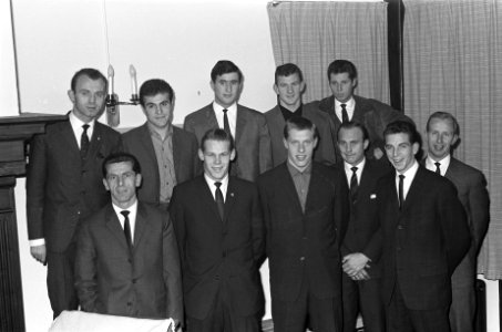 Het Nederlands elftal tegen Zwitserland, vlnr Van Wissen , Muller, Swart, Pr, Bestanddeelnr 914-4885