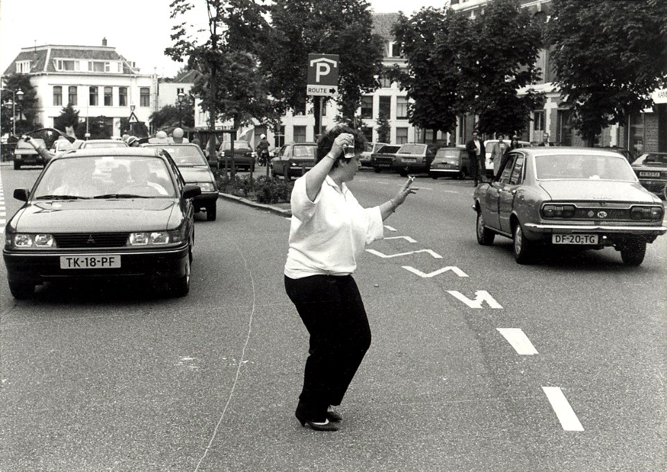 Het Nassauplein met feestende Haarlemmers i.v.m. Europees voetbalkampioenschap Nederland. Aangekocht in 1989 van United Photos de Boer bv. - Negatiefnummer 29276 k 18 A. - Gepubliceerd in het Haarlems