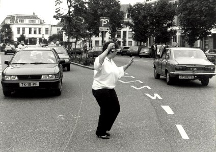 Het Nassauplein met feestende Haarlemmers i.v.m. Europees voetbalkampioenschap Nederland. Aangekocht in 1989 van United Photos de Boer bv. - Negatiefnummer 29276 k 18 A. - Gepubliceerd in het Haarlems