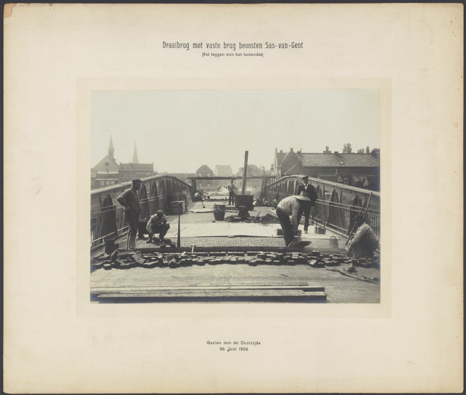 Het leggen van het bovendek van de draaibrug met vaste brug beoosten Sas van Gen, Bestanddeelnr 765