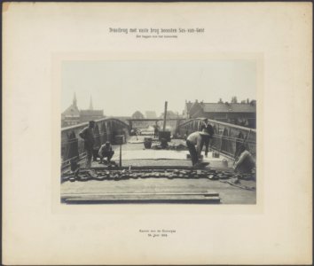 Het leggen van het bovendek van de draaibrug met vaste brug beoosten Sas van Gen, Bestanddeelnr 765