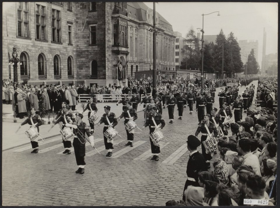 Het Nationaal Instituut Steun wettig gezag hield vandaag te Rotterdam een land, Bestanddeelnr 050-0625