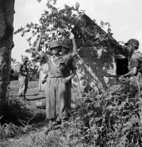 Het ontruimen van een omsingeld huis Een ieder, die naar buiten komt, wordt , Bestanddeelnr 15804