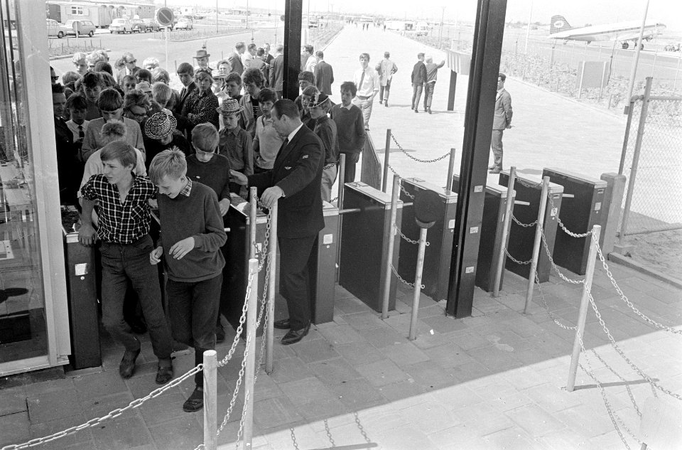 Het nieuwe Schiphol, bezoekers voor Schiphol, tourniquets worden niet gebruikt, Bestanddeelnr 920-3622