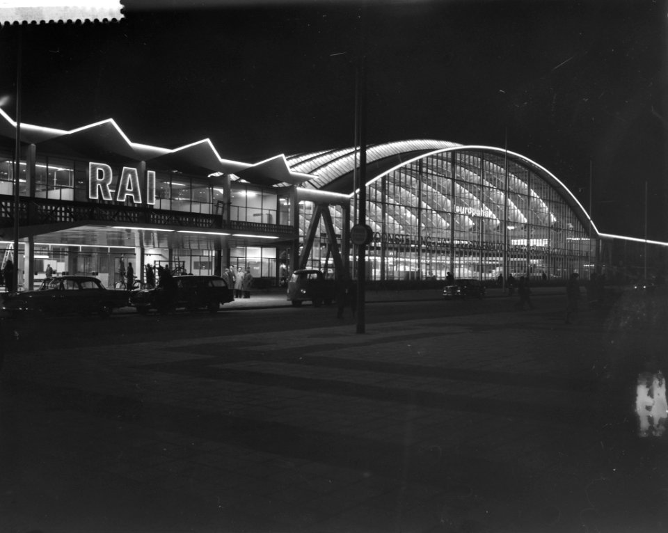 Het nieuwe RAI gebouw in de vooravond in feestverlichting, Bestanddeelnr 912-0416