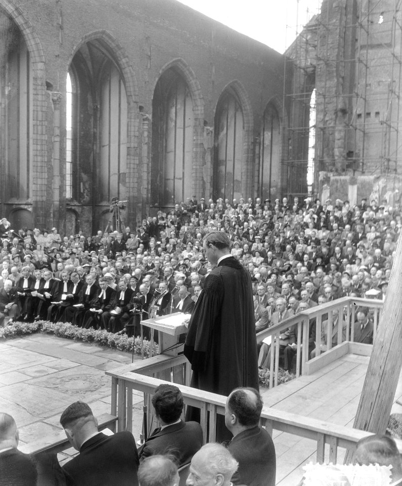 Het leggen van de eerste steen voor de restauratie van de Sint Laurens te Rotter, Bestanddeelnr 905-1199