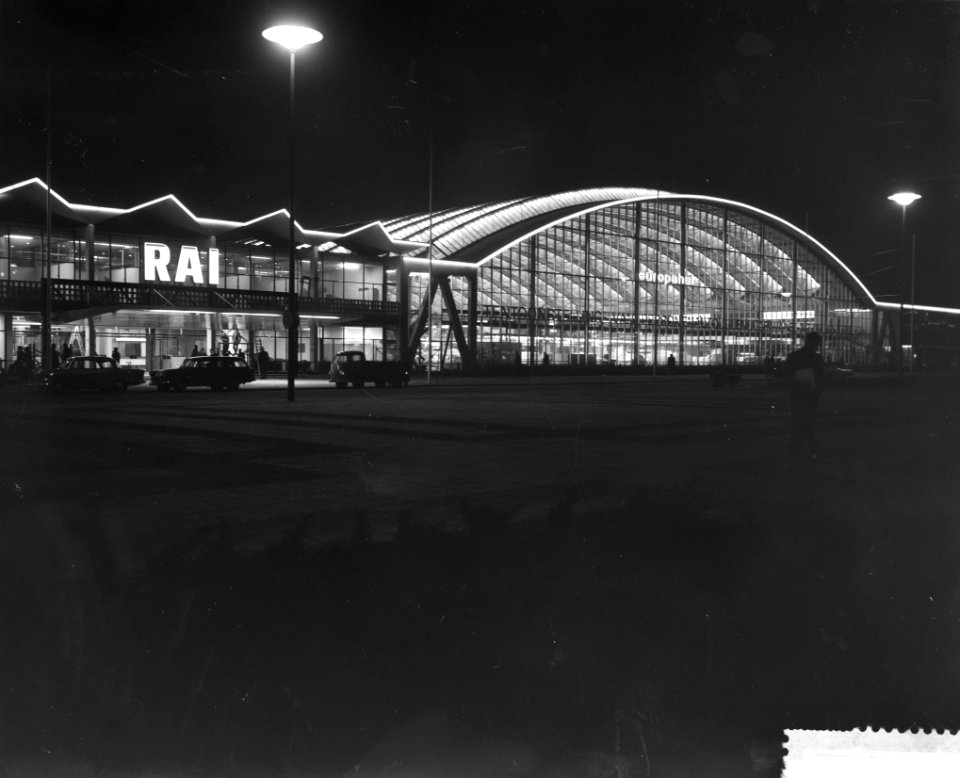Het nieuwe RAI gebouw in de vooravond in feestverlichting, Bestanddeelnr 912-0415