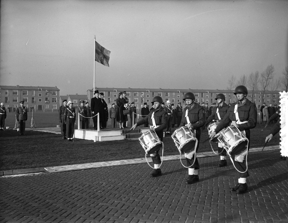 Het muziekkorps defileert langs de koningin naast haar minister Staf van Oorlog, Bestanddeelnr 907-5114