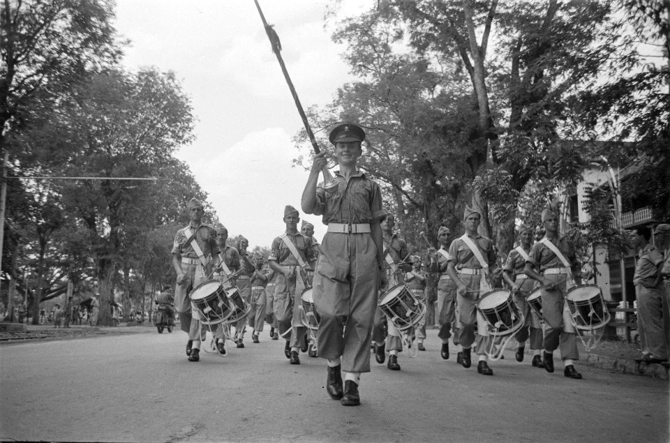 Het muziekkorps Pijpers December Divisie verlaat het paleis van de luitenant-g, Bestanddeelnr 100-4-6