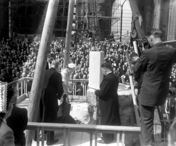 Het leggen van de eerste steen voor de restauratie van de Sint Laurens te Rotter, Bestanddeelnr 905-1194