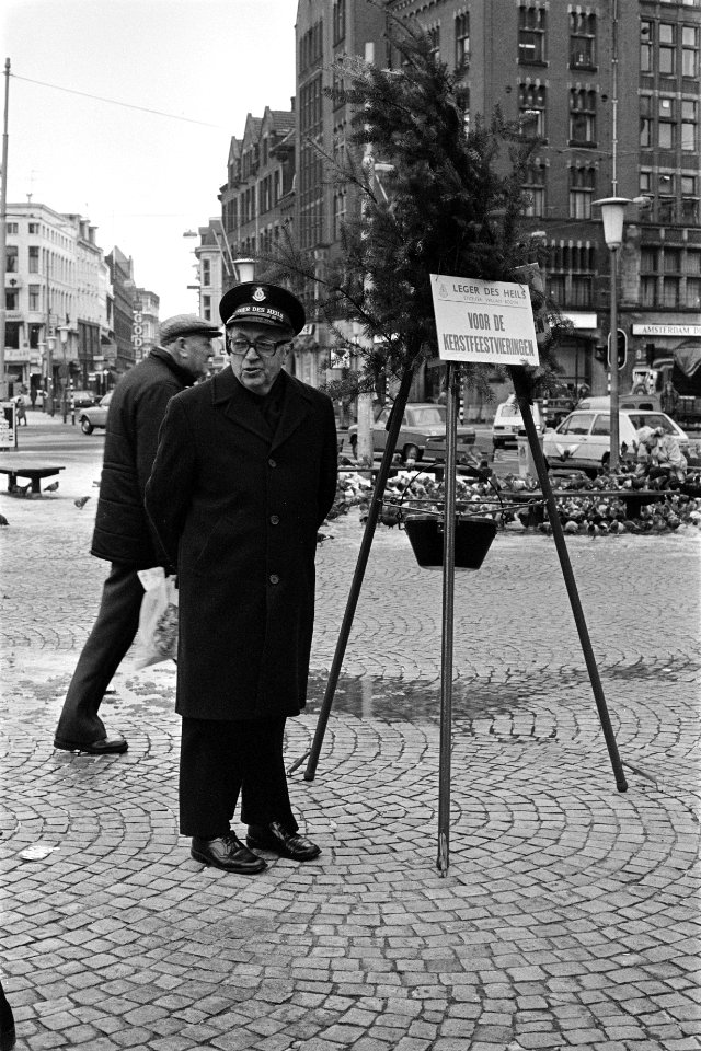 Het Leger des Heils houdt weer de traditionele kerstcollecte, kerstcollectepot v, Bestanddeelnr 931-1953