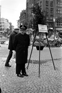 Het Leger des Heils houdt weer de traditionele kerstcollecte, kerstcollectepot v, Bestanddeelnr 931-1953