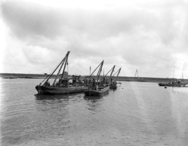 Het leggen van zinker voor water Rotterdam te Nieuwersluis Brielse Maas, Bestanddeelnr 907-0330