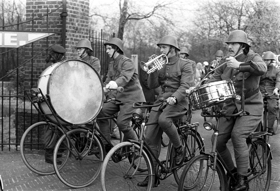 Het muziekkorps (op de fiets) van het bataljon wielrijders, Bestanddeelnr 925-5489
