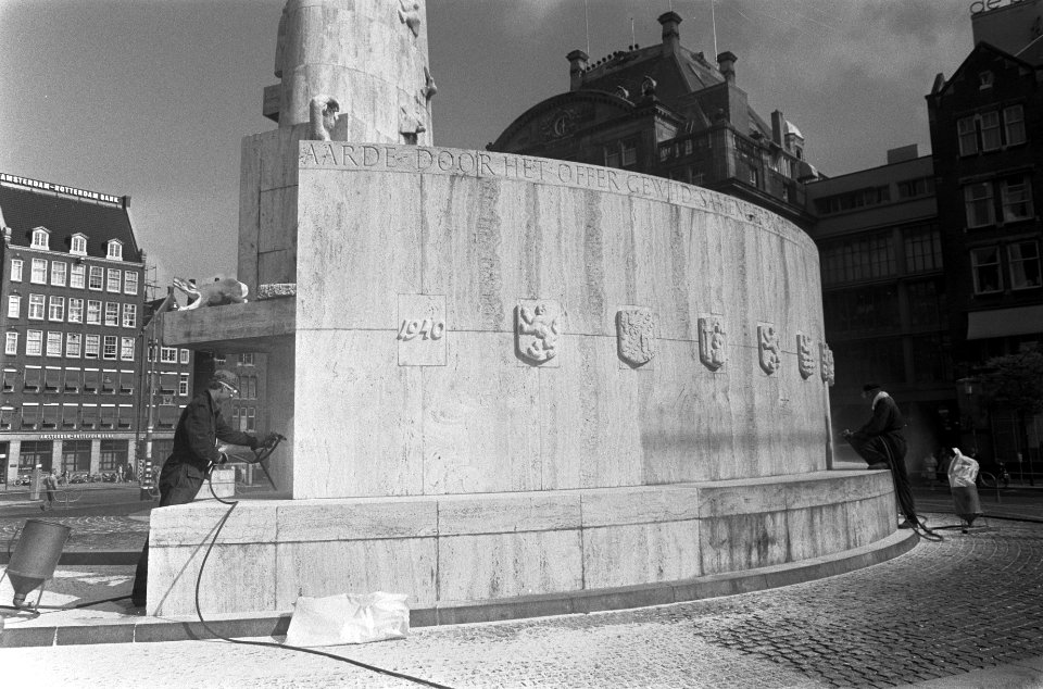 Het Monument op de Dam in Amsterdam wordt door middel van zandstralen gereinigd, Bestanddeelnr 922-7027