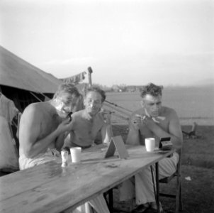 Het morgentoilet van de militairen in kamp Chaah op Malakka, Bestanddeelnr 255-8373